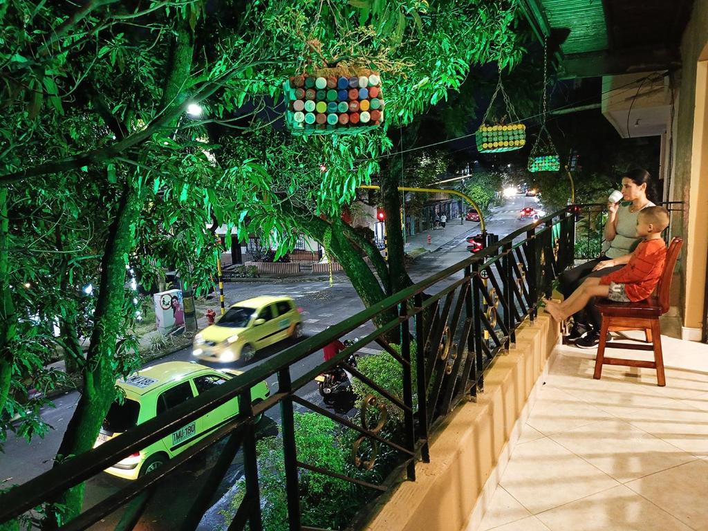 een uitzicht op een straat met een speelgoedauto bij !Hermosa Casa en el Mejor lugar de Medellín! in Envigado