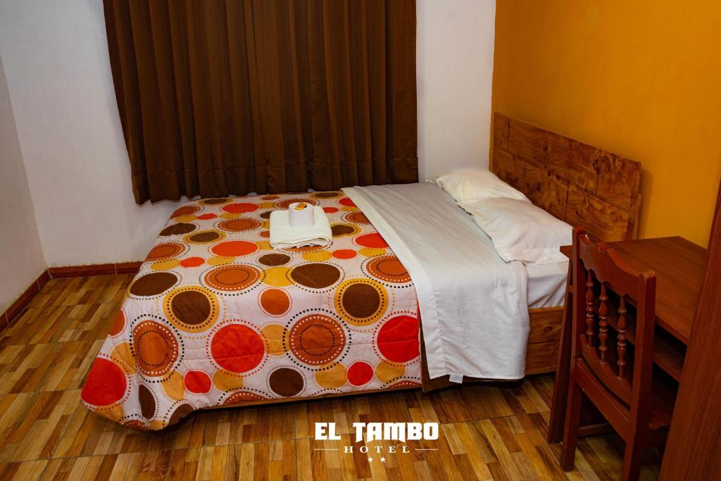 un dormitorio con una cama con un bolso en HOTEL EL TAMBO, en Chachapoyas