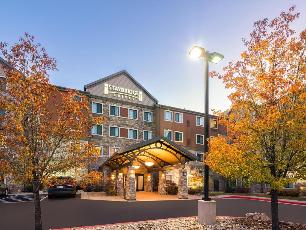 una representación de un hotel con un edificio en Staybridge Suites Midvale, an IHG Hotel, en Midvale