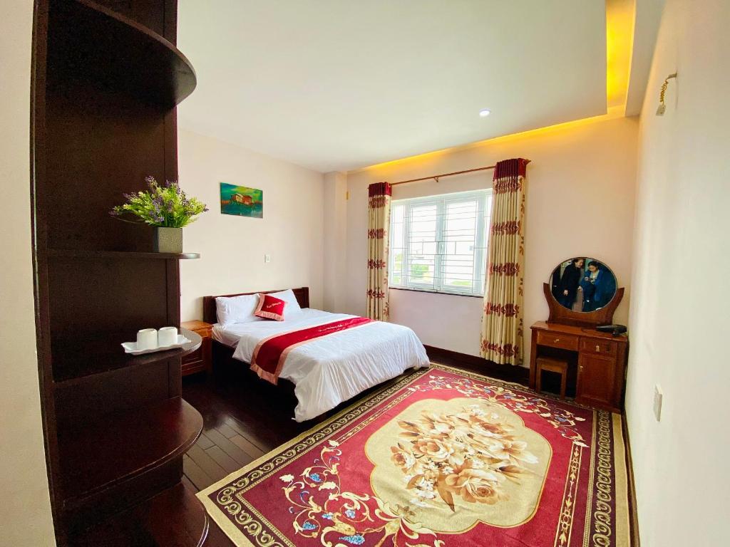 um quarto com uma cama e um tapete vermelho em Ngọc Phương Anh Homestay Huế em Hue