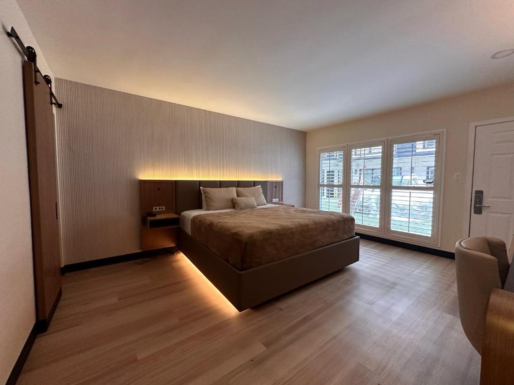 1 dormitorio con cama y ventana grande en Bevonshire Lodge Motel, en Los Ángeles
