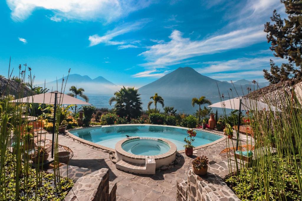 une piscine du complexe avec une montagne en arrière-plan dans l'établissement Kula Maya Boutique Hotel and Spa, à San Marcos La Laguna