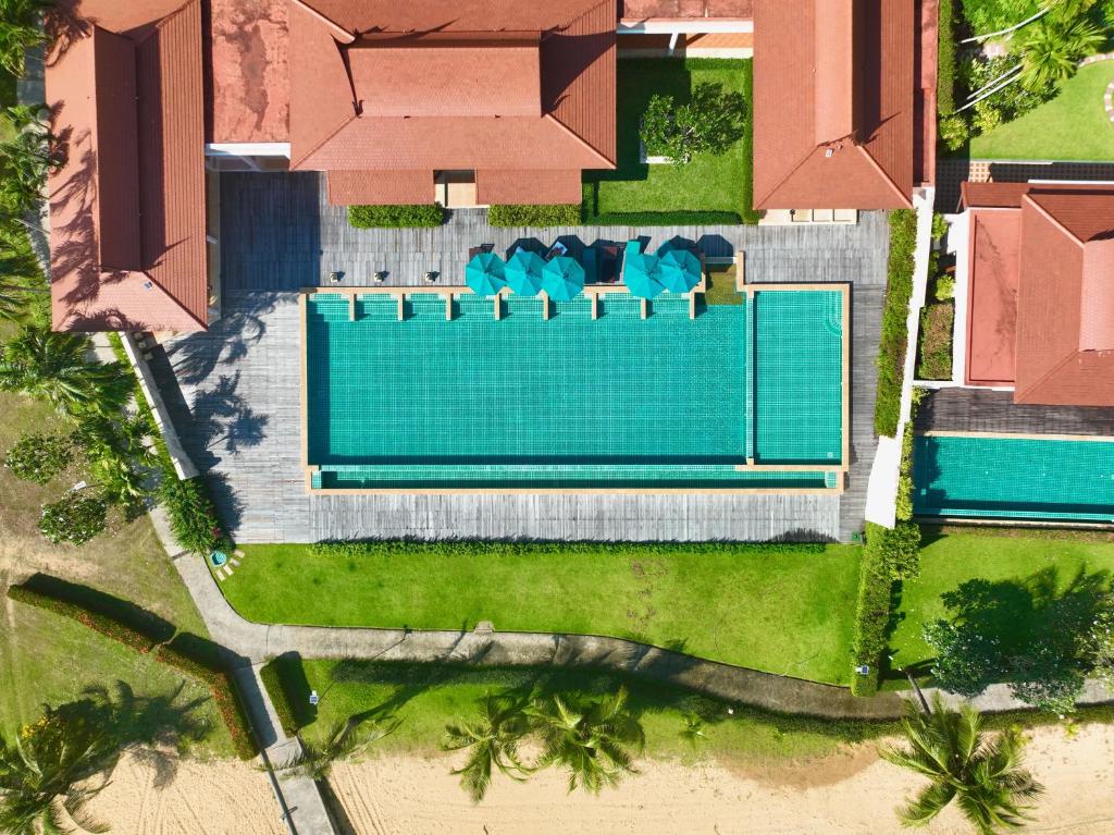 una vista aérea de una piscina en una casa en Tina Holiday Homes en Ko Chang