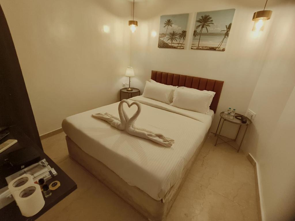 - une chambre avec un lit à la décoration cardiaque dans l'établissement The Majlis Hotel - Colaba Mumbai, à Mumbai