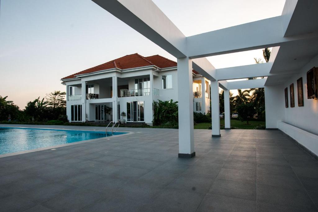 Villa con piscina y casa en White Beach House - Kigamboni, en Kimbiji