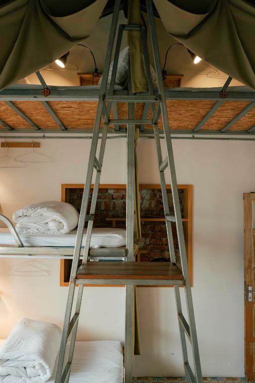 Palanda nebo palandy na pokoji v ubytování 365.Hostel