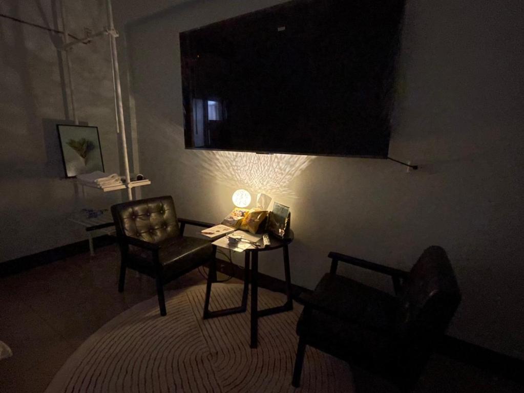 鹿港的住宿－鹿港宏旭民宿，客厅配有桌子和椅子