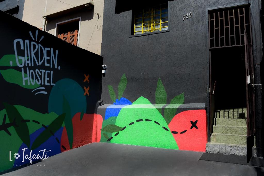 un edificio con una pintura a un lado. en Garden Hostel - Santana, en São Paulo