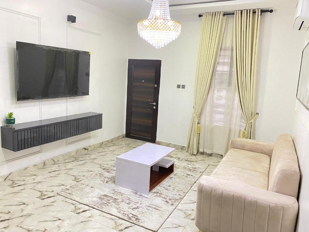 TV a/nebo společenská místnost v ubytování Luxe Haven Lekki