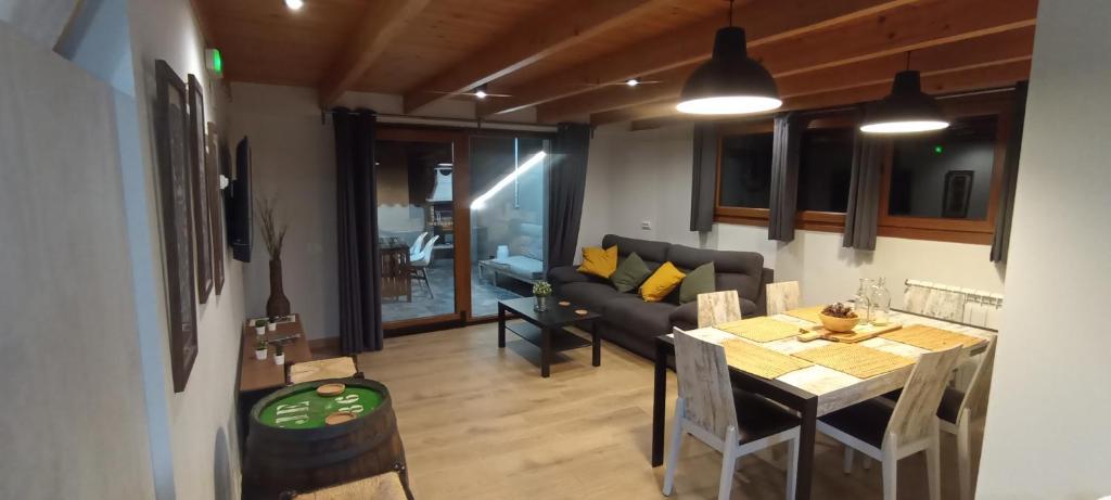 Vilaller的住宿－Parada de Txambonet 3，客厅配有桌子和沙发