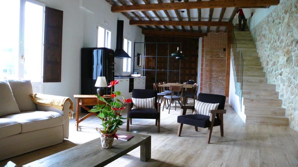 a living room with a couch and chairs and a table at Paz y Lavanda in Valdelaguna