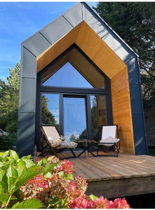 une petite maison avec deux chaises et une table sur une terrasse dans l'établissement LA MAISON UGOLIN and INÈS, à Baccarat