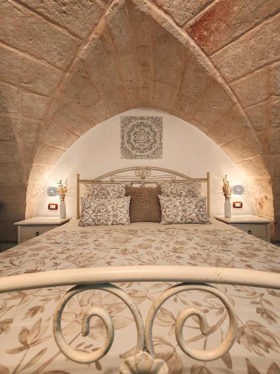 una camera da letto con un letto grande con soffitto a volta di Stella House a Fasano
