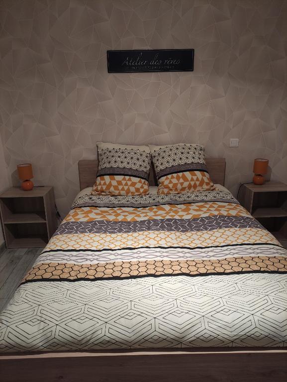 uma cama grande num quarto com duas mesas de cabeceira em Chez Nathalie em La Celle-sur-Loire