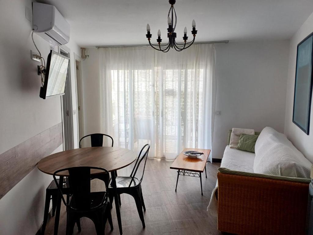 sala de estar con mesa y sofá en Apartamento REX, en Benidorm