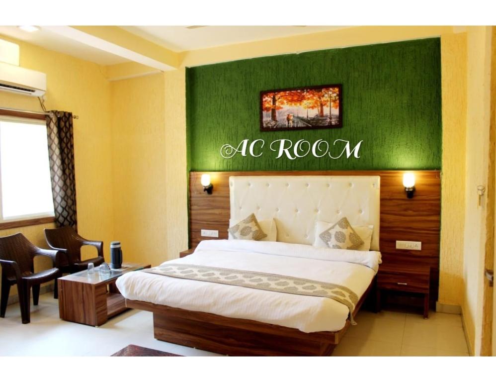 Giường trong phòng chung tại Hotel Shivalay, Pachmarhi