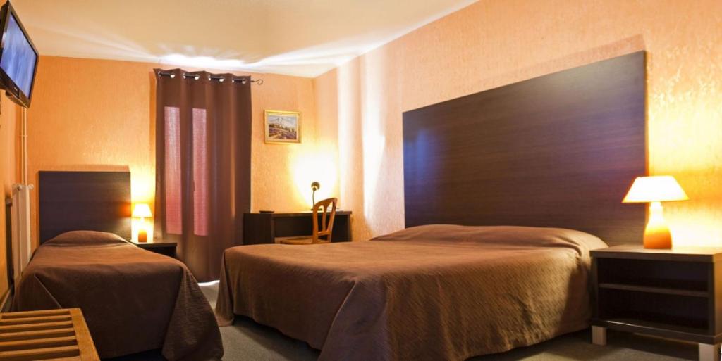 Postel nebo postele na pokoji v ubytování Logis Hotel restaurant de la Poste