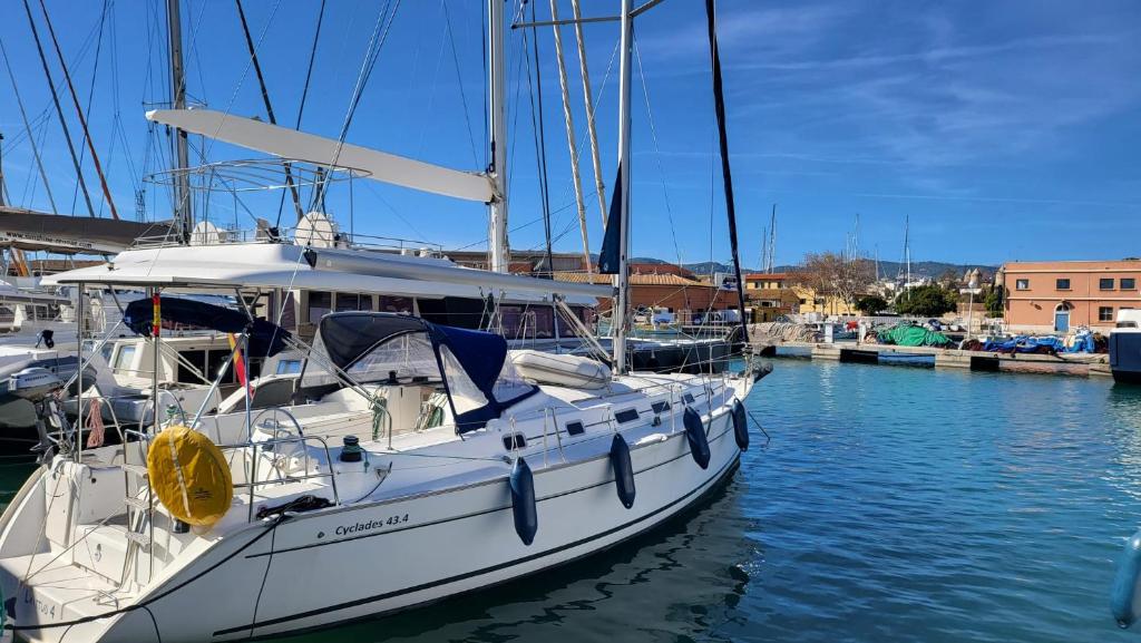 a white boat is docked in the water at Velero Beneteau Cyclades 43.4 in Palma de Mallorca