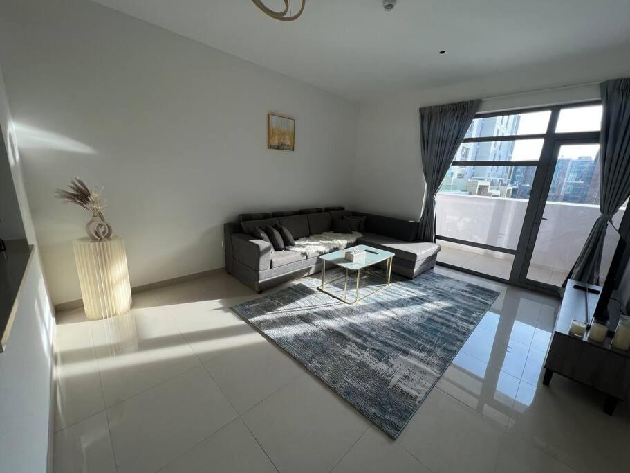 ein Wohnzimmer mit einem Sofa und einem Tisch in der Unterkunft Cozy beautiful apartment Al zahia mall in Schardscha