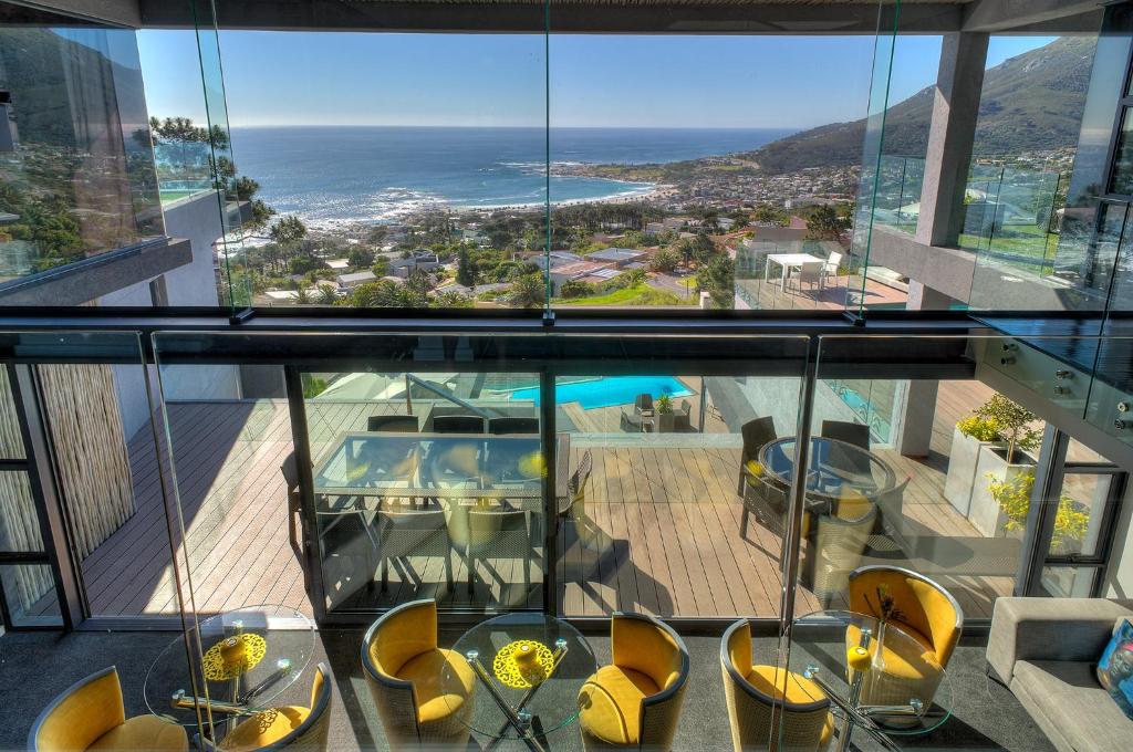 een kamer met een balkon met uitzicht op de oceaan bij Sea Star Rocks Boutique Hotel in Kaapstad