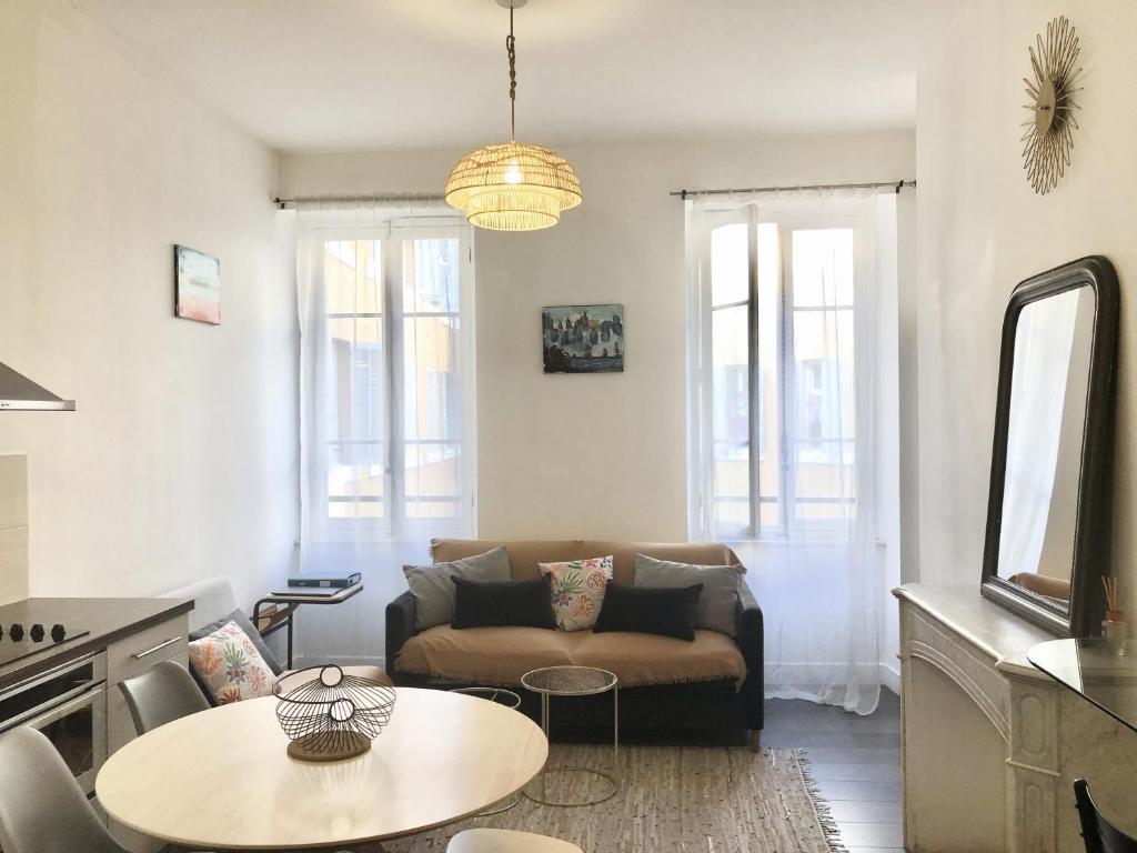 sala de estar con sofá y mesa en Pied-à-terre cosy pour escale marseillaise, en Marsella