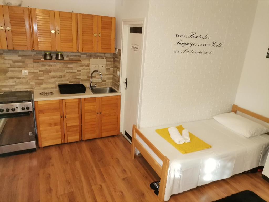 una piccola cucina con letto e lavandino di Studio Sofia a Novalja (Novaglia)