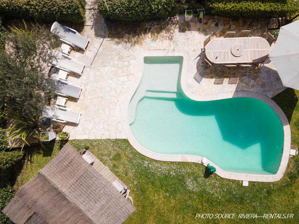 een uitzicht over een zwembad in een tuin bij Villa Lei Lernes walking distance to Valbonne in Valbonne
