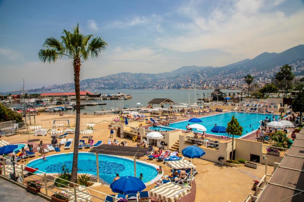 Blick auf den Pool in einem Resort in der Unterkunft Bel Azur Hotel - Resort in Jounieh