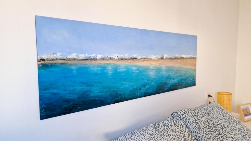 una pintura de una playa en una pared blanca en El Levante, en Caleta de Sebo