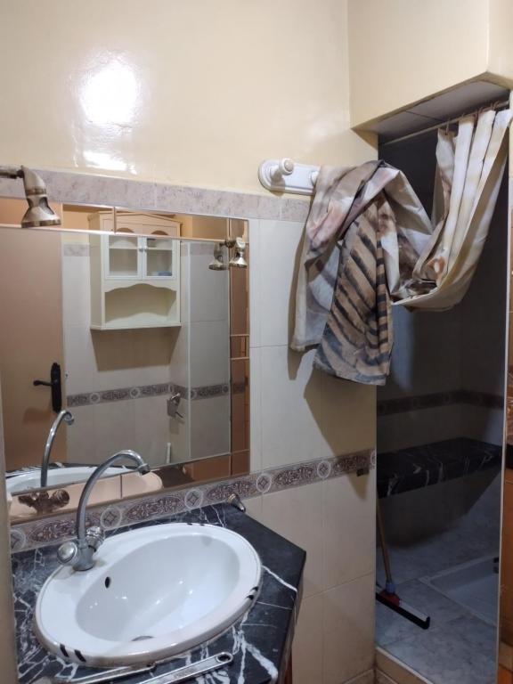 W łazience znajduje się umywalka i lustro. w obiekcie Appartement à Meknès w mieście Meknès