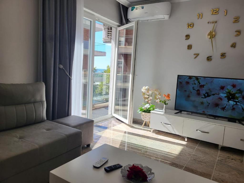 TV a/nebo společenská místnost v ubytování Fishta Apartments Q5 25