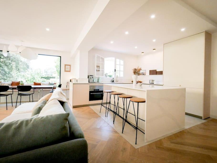 uma sala de estar com um sofá e uma cozinha em Maison, idéal vacances proche de la mer. em Saint-Raphaël