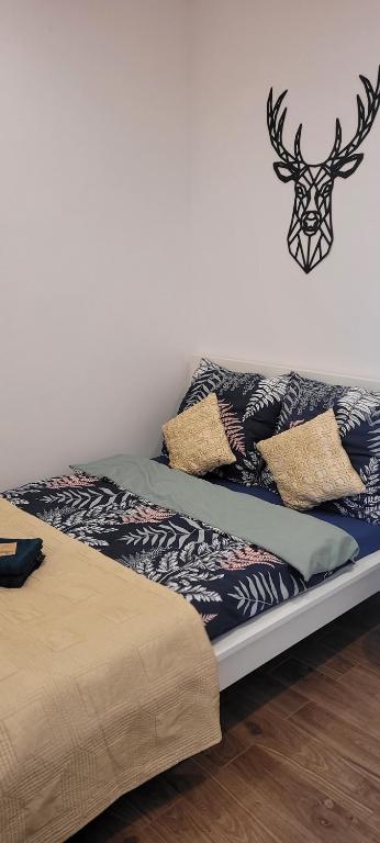 - un lit dans une chambre avec 2 oreillers dans l'établissement Apartament z historią, à Jelenia Góra