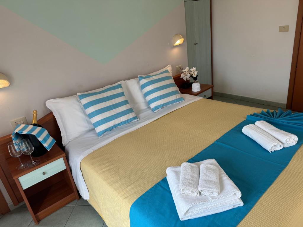 Łóżko lub łóżka w pokoju w obiekcie Hotel Villa Caterina