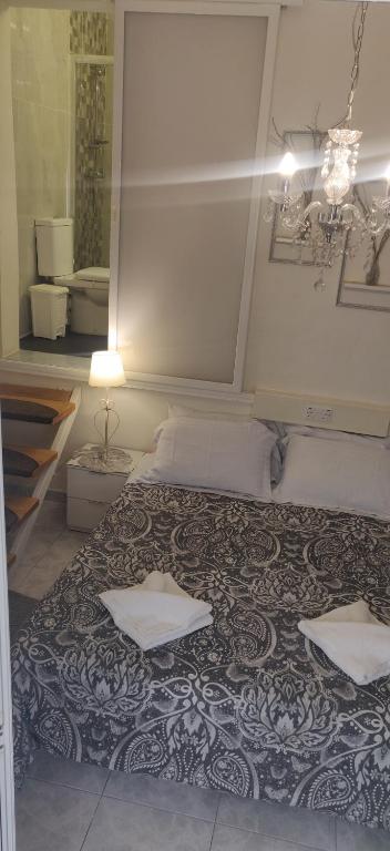 um quarto com uma cama com duas toalhas em Kristu re em Fgura