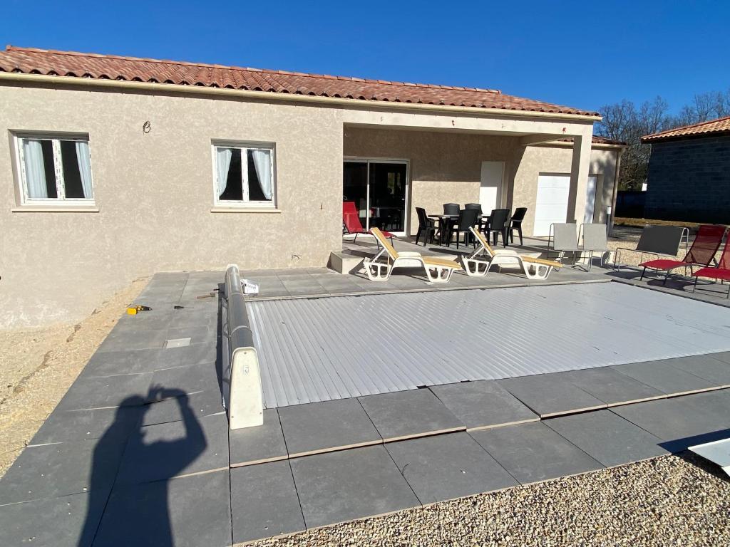 une ombre d'une personne debout devant une maison dans l'établissement Villa VALLON PONT D'ARC Chemin du Rieusset Salavas classée 3 étoiles, à Salavas