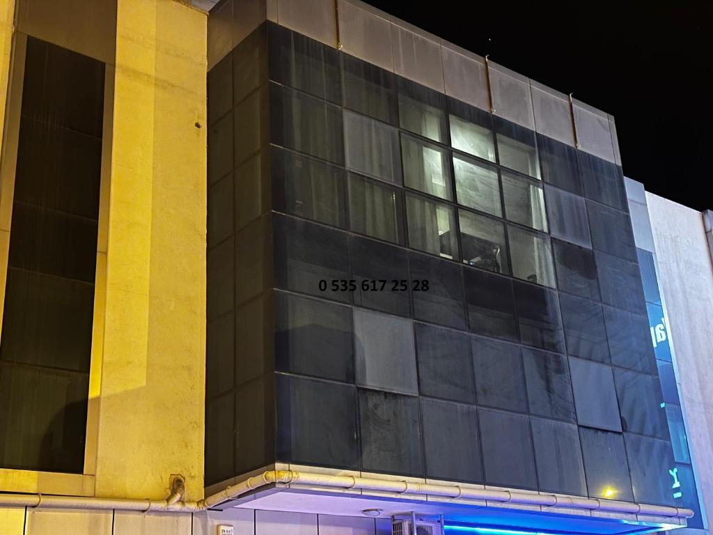 un edificio con un cartel en el costado en Eros Otel, en Pamukkale