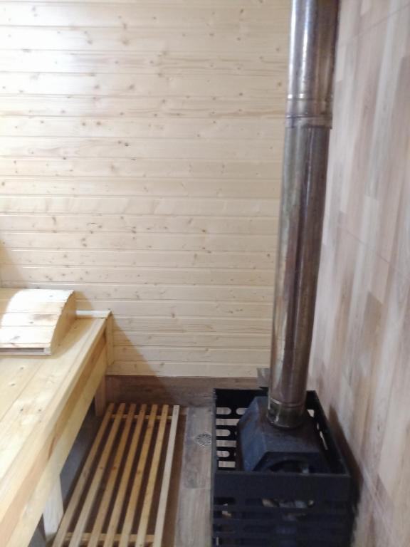 Hotel sauna في Maltakva: ساونا من الداخل مع موقد