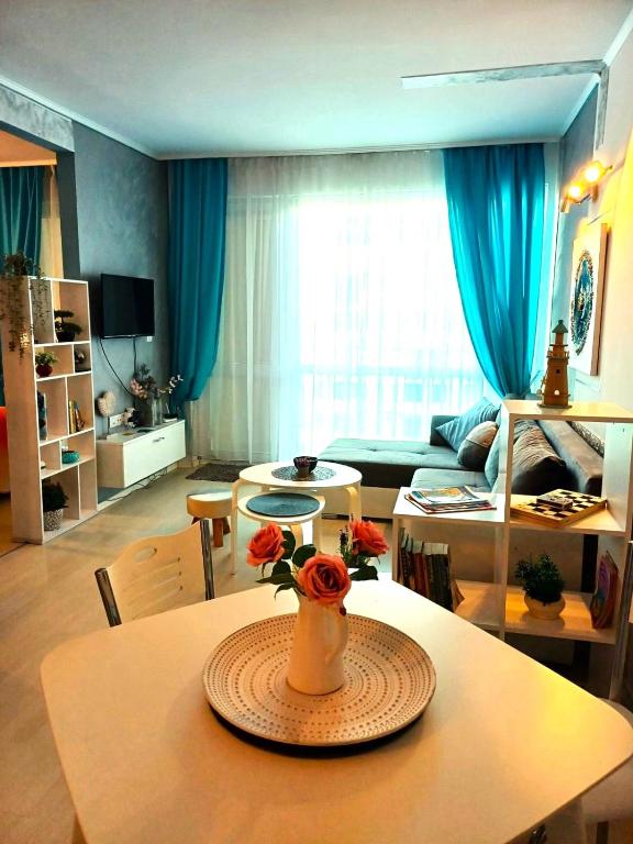 TV a/nebo společenská místnost v ubytování Апартамент BLUE SUMMER - уют, близо до морето
