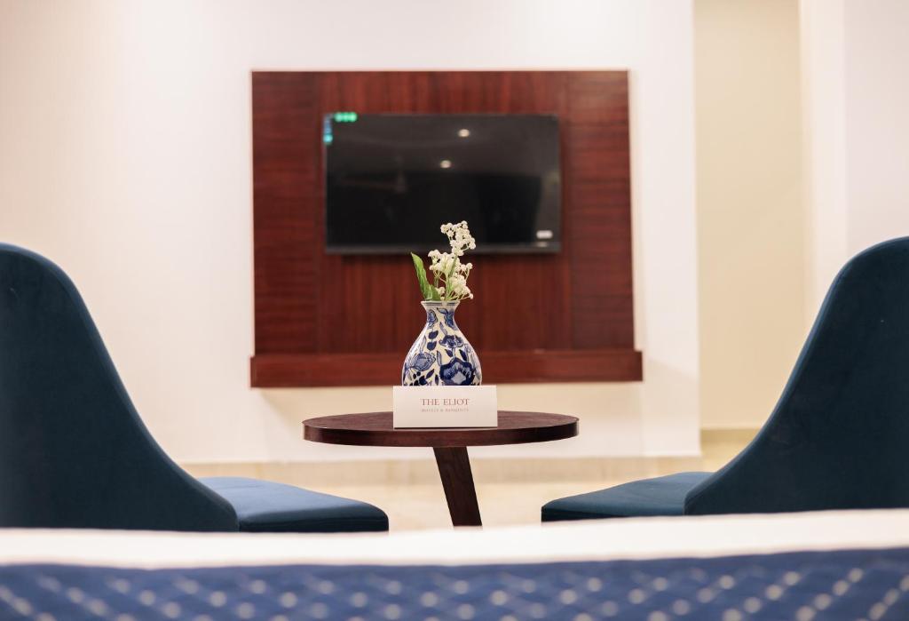 TV a/nebo společenská místnost v ubytování The Eliot Hotel & Banquet
