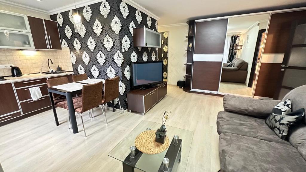 sala de estar con sofá y mesa en 2 room Apartment on Gagarina 102, en Dnipro