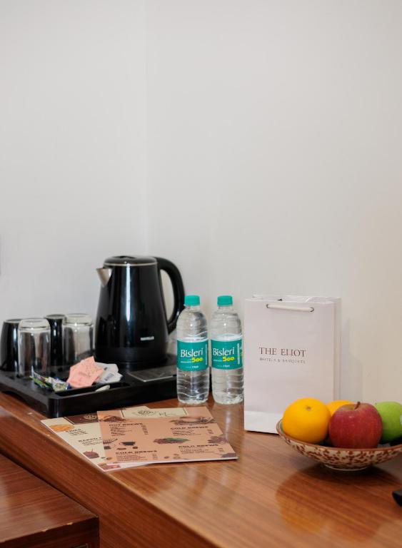 Příslušenství pro přípravu čaje a kávy v ubytování The Eliot Hotel & Banquet