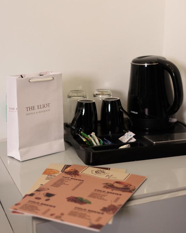 Příslušenství pro přípravu čaje a kávy v ubytování The Eliot Hotel & Banquet