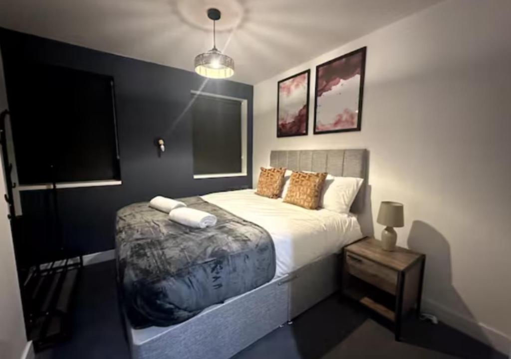 New Apartment by DH ApartHotels في بيتيربورو: غرفة نوم بسرير كبير وتلفزيون