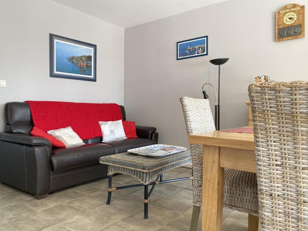 een woonkamer met een bank en een tafel bij 522 - A Erquy dans une résidence calme à 200m de la Plage in Erquy