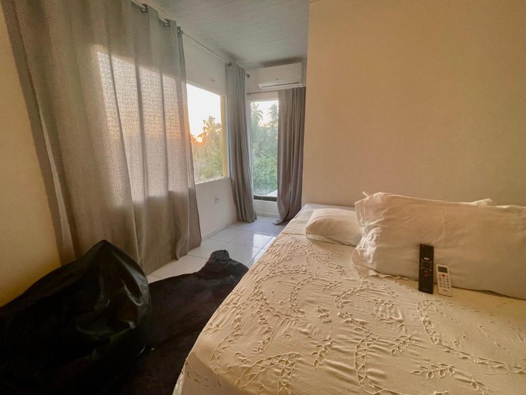 馬塞約的住宿－La Pousada，一间卧室设有一张床和一个大窗户