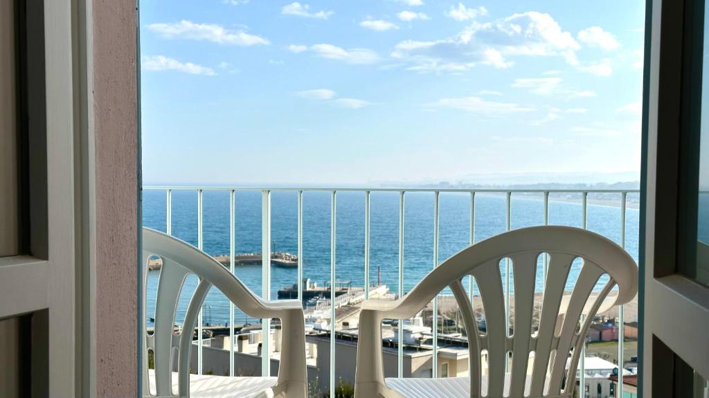 2 Stühle auf einem Balkon mit Meerblick in der Unterkunft N254 - Numana, cielo-terra con meraviglioso giardino vista mare in Numana