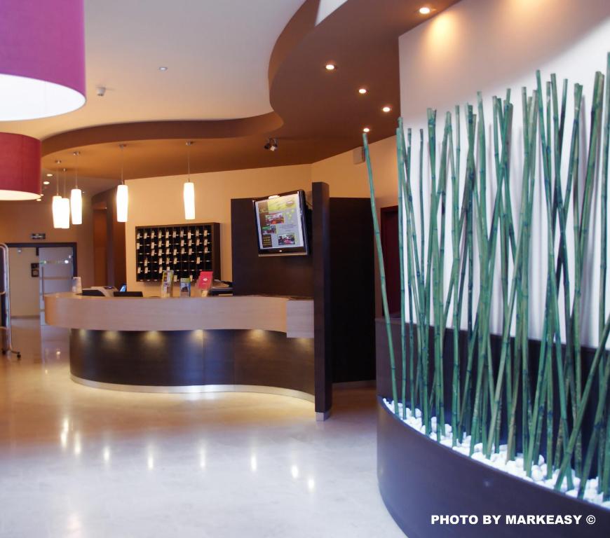 TV a/nebo společenská místnost v ubytování Threeland Hotel