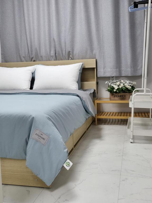 首爾的住宿－Clear Bridge House，卧室配有带白色枕头的大床