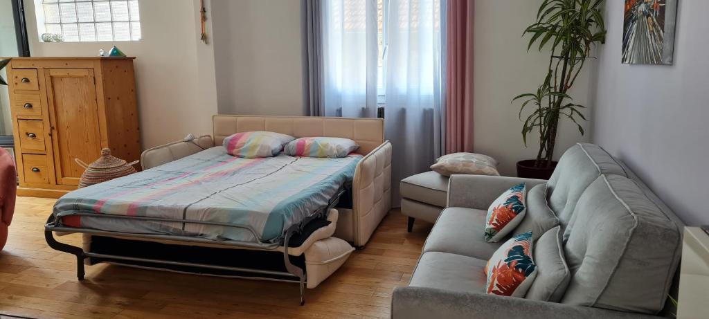 - une chambre avec un lit et un canapé dans l'établissement Un havre de paix à l'Estaque Marseille, à Marseille